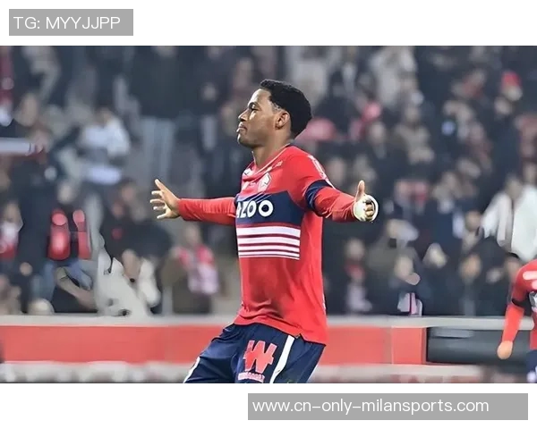 高薪签约的足球明星究竟是谁引发了球迷热议与关注